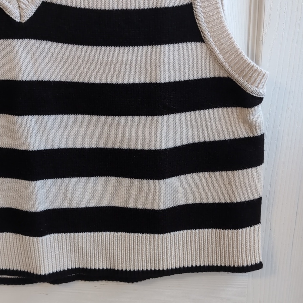 H&M Black White Striped Sleeveless V neck Cropped Sweater Size Medium - Picture 3 of 5